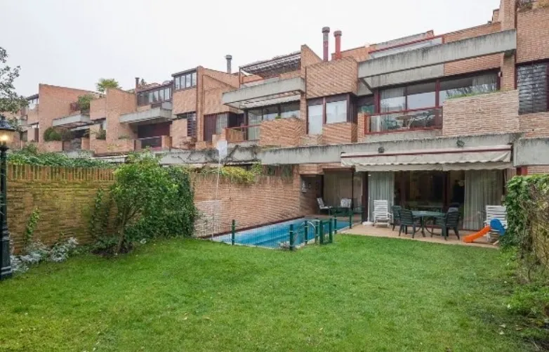 Exclusivo chalet con piscina y garaje en el Barrio de Nueva España
