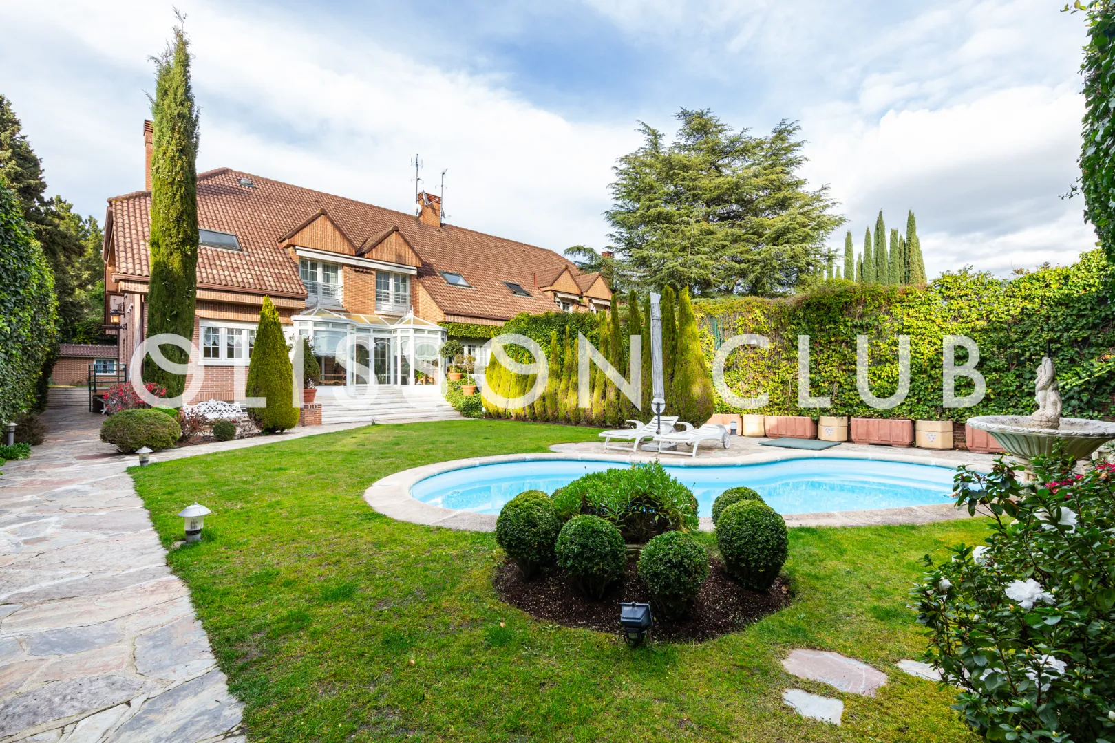 Chalet pareado con super jardín