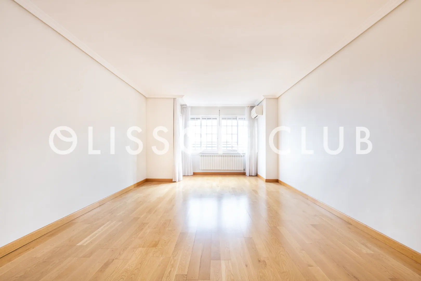 Ático con vistas panorámicas y zonas comunes exclusivas en Chamartín