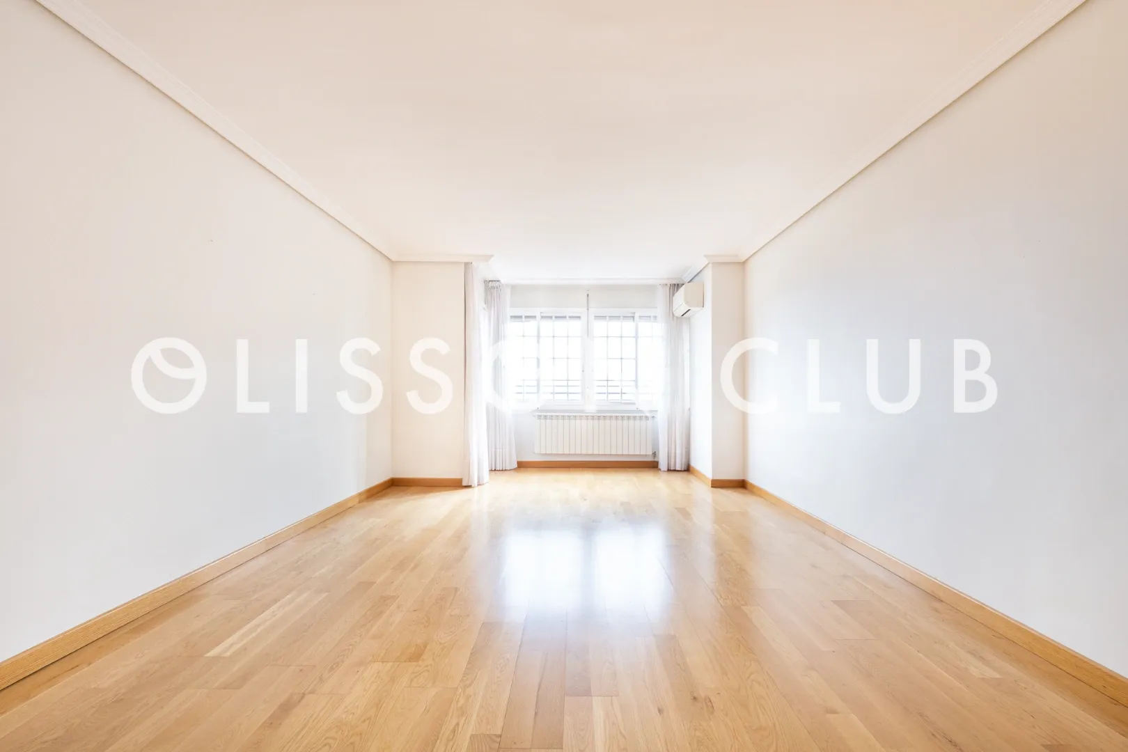 Ático con vistas panorámicas y zonas comunes exclusivas en Chamartín