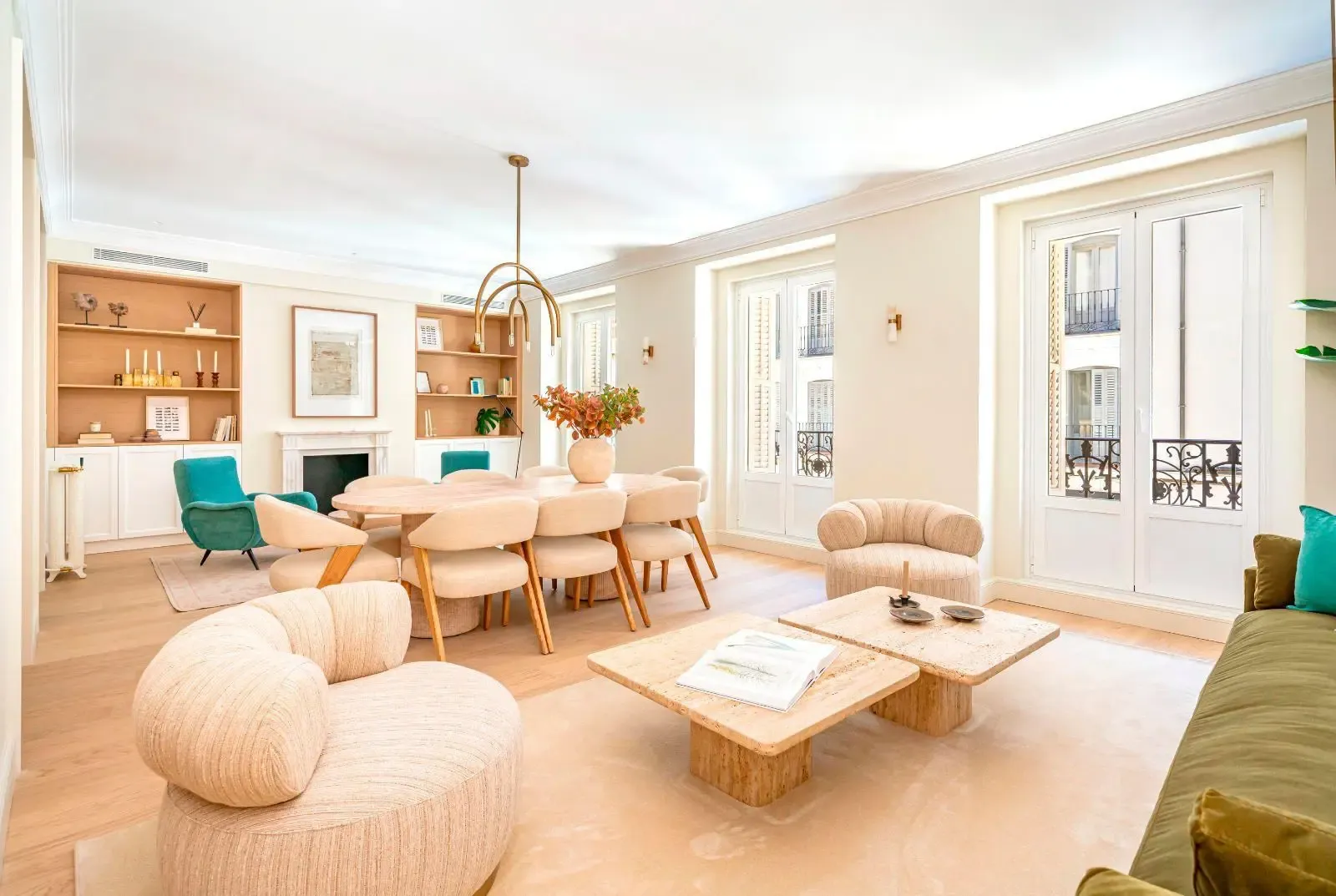 Espectacular piso reformado con tres balcones en una de las mejores calles de Castellana