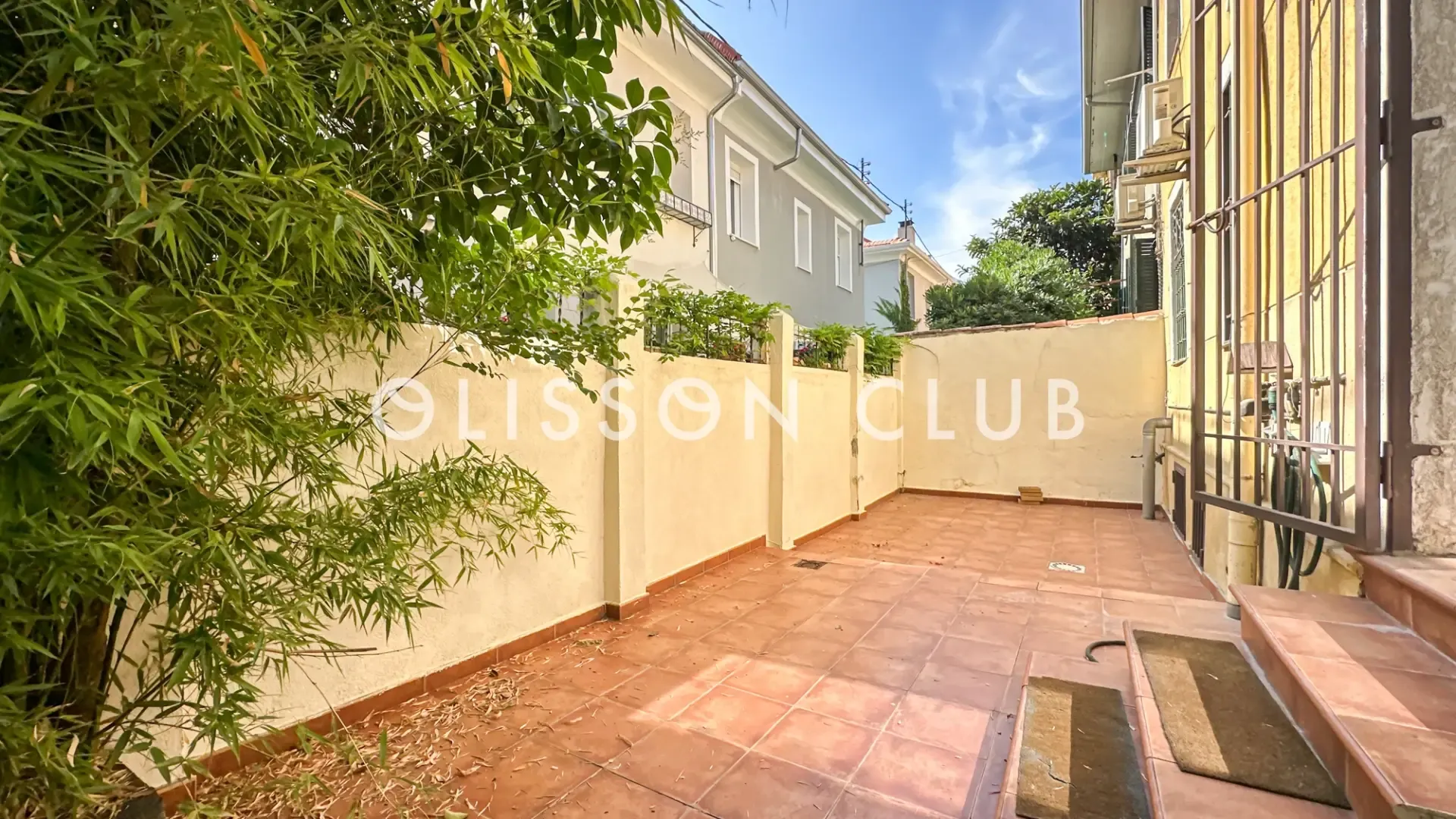 Chalet a reformar con jardín privado en una de las zonas más exclusivas de Madrid