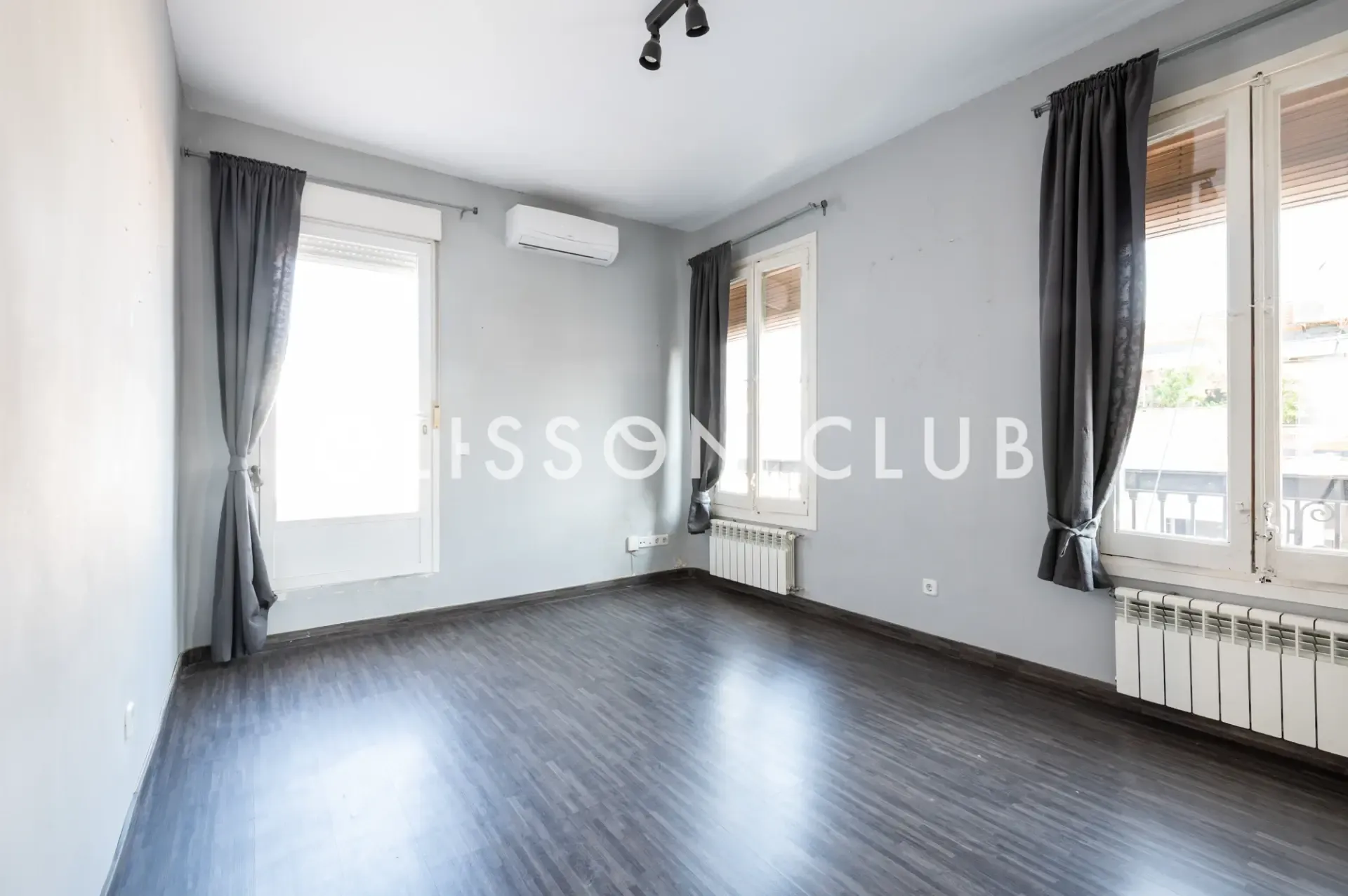 Vivienda con Terraza en Chamberí para Reformar: Luz, Encanto y Gran Potencial