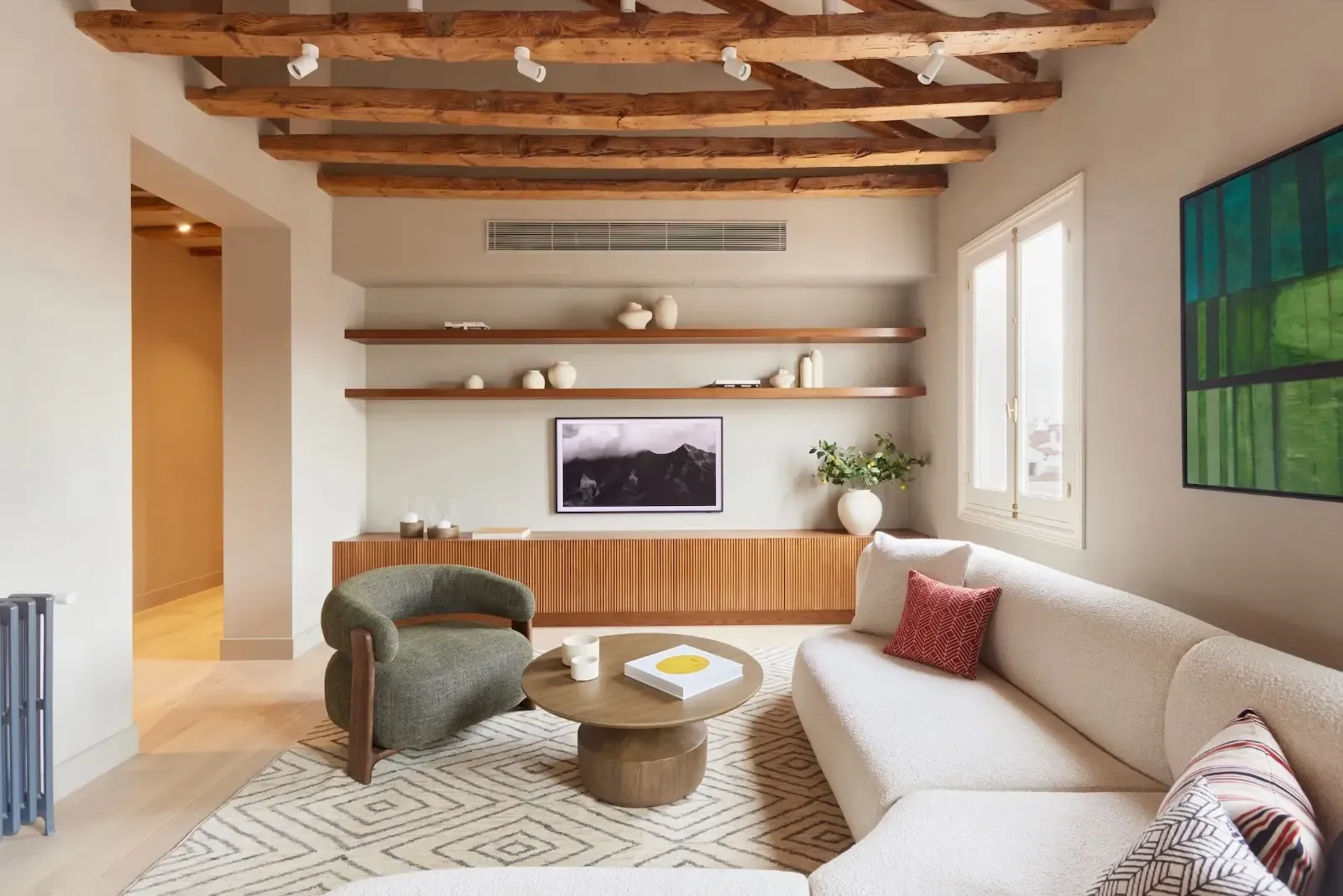 Algo unico en Madrid, luz, vistas...en un edificio emblematico.