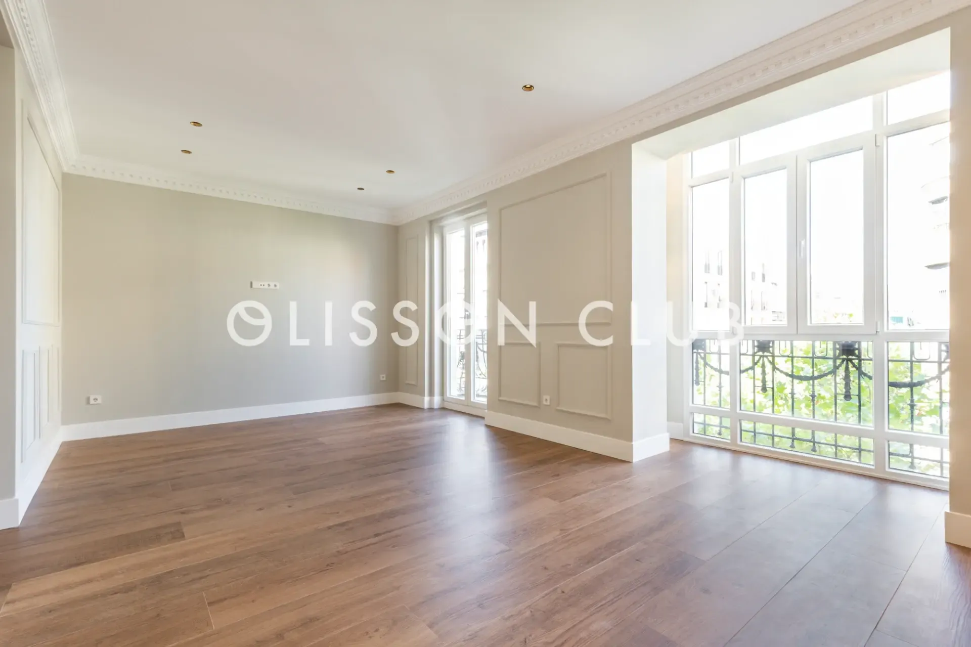 Fantastic renovated property in a classic estate.