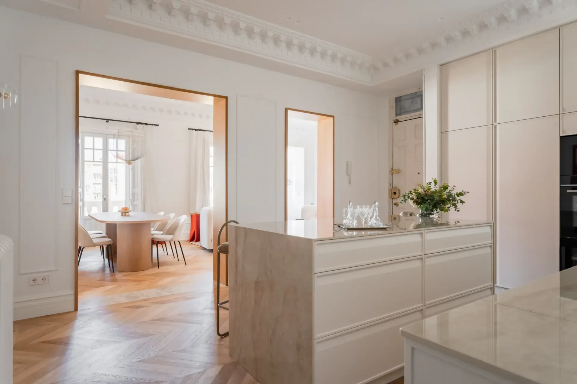 Luz, altura y diseño en quinta planta de una finca clásica 