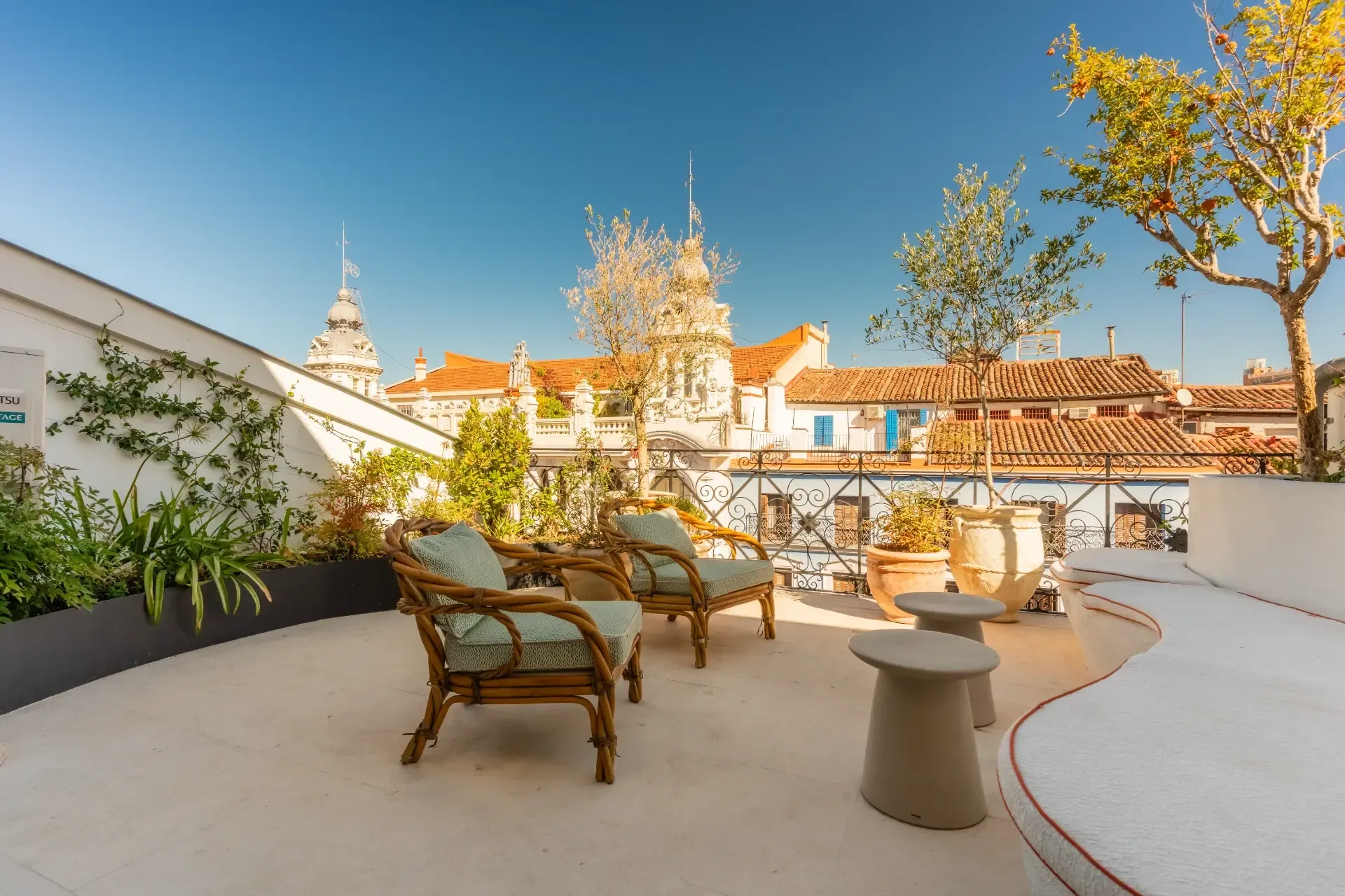 Ático de lujo con terraza y vistas exclusivas en el corazón de Madrid