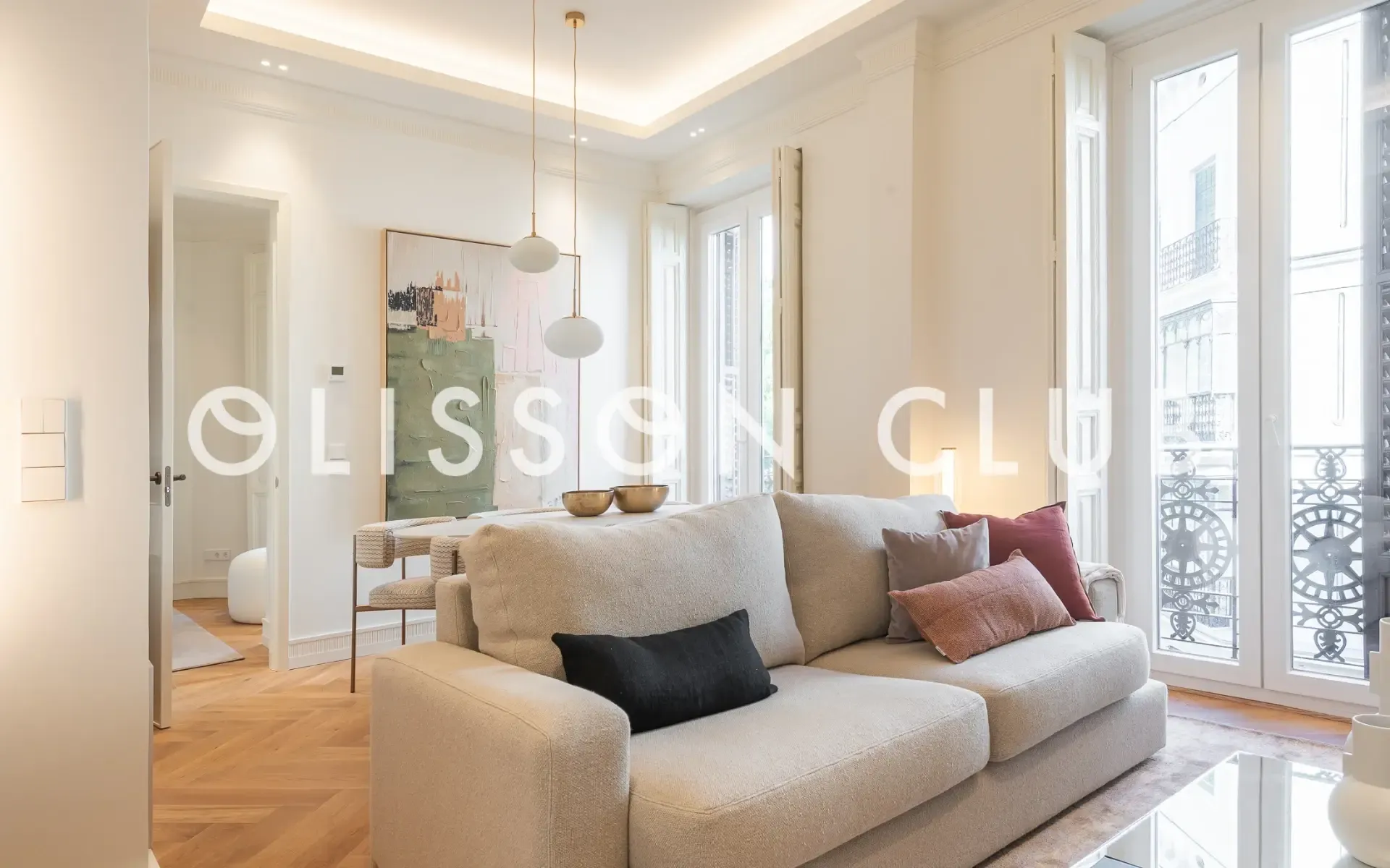 Espectacular piso reformado con cuatro balcones y un mirador a la calle, en un enclave idílico en el barrio de Recoletos.