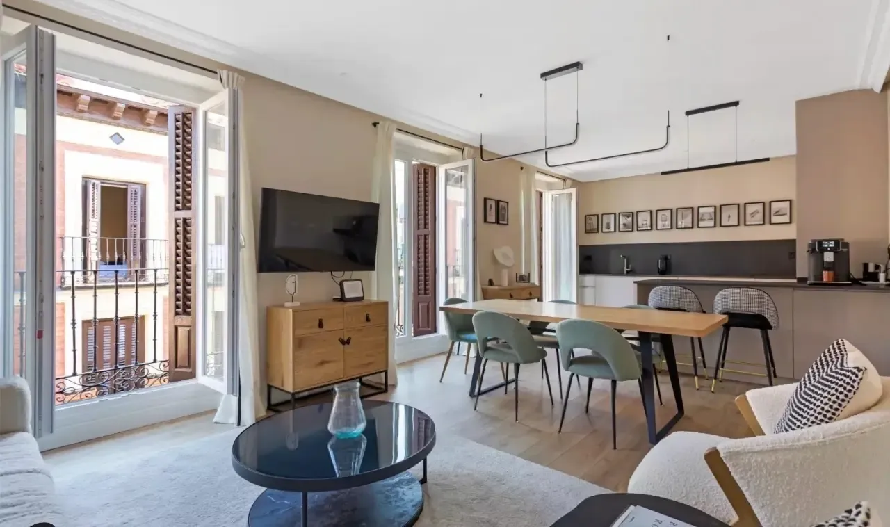 Piso de diseño con hermosas vistas en un edificio clasico muy bonito.