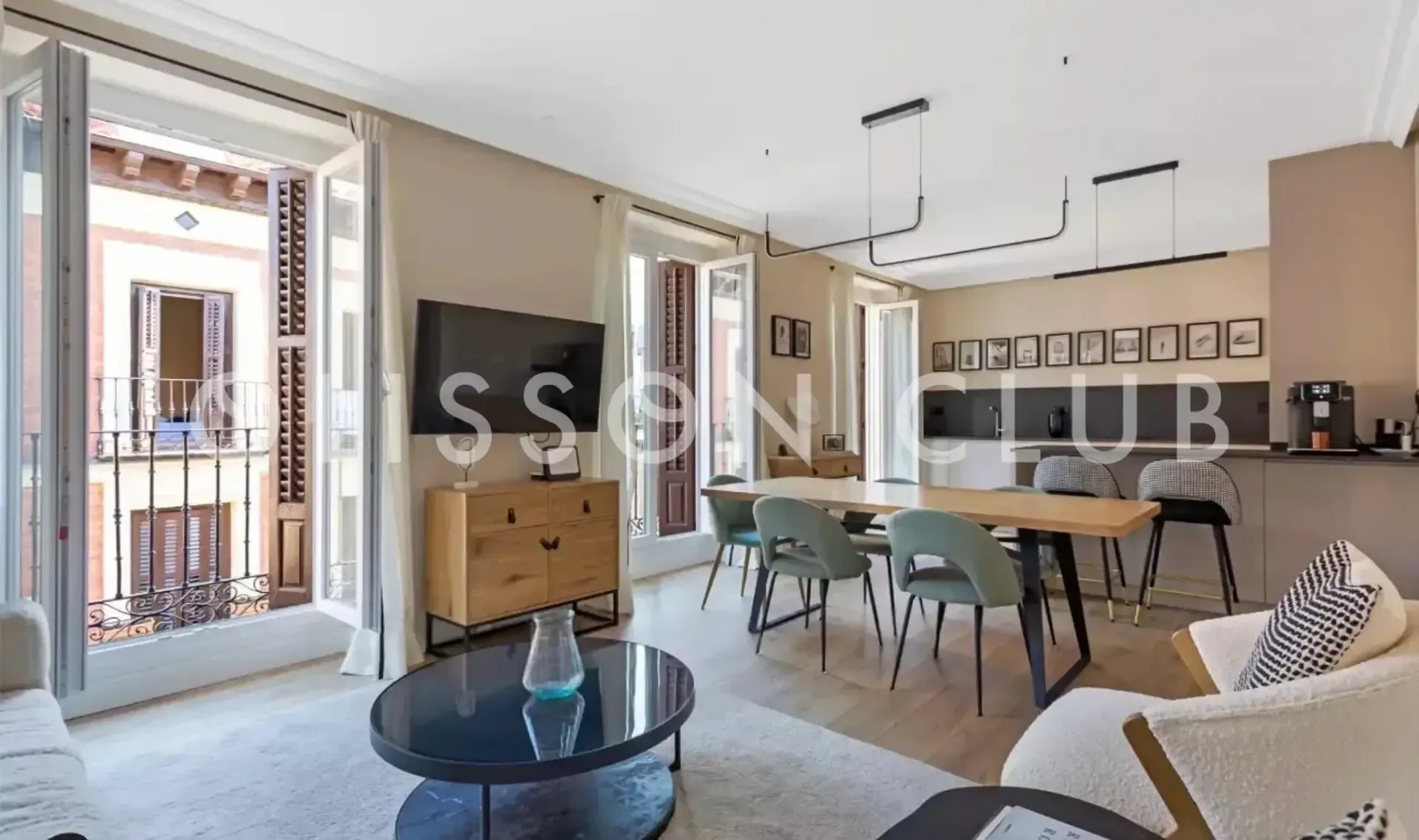 Piso de diseño con hermosas vistas en un edificio clasico muy bonito.