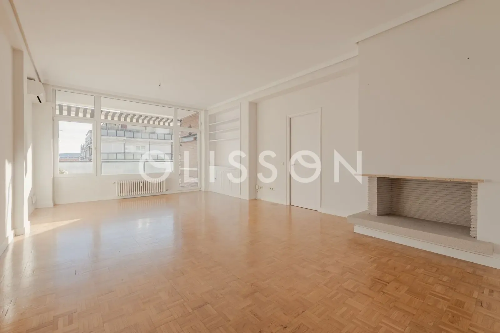 Piso con terraza y vistas despejadas al sur sobre Av. Alberto Alcocer