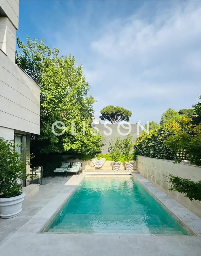 Chalet pareado a la venta en Aravaca