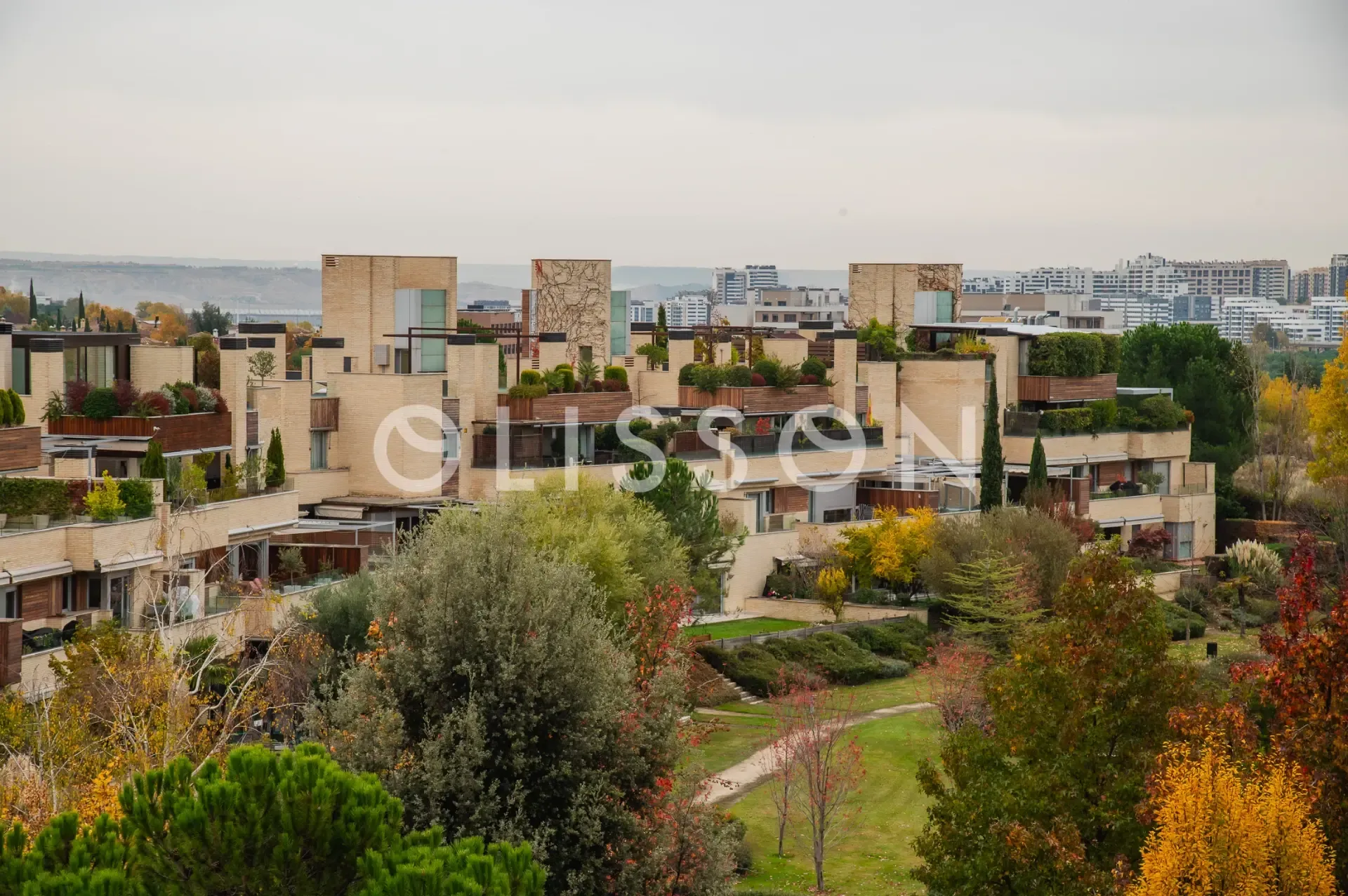 Exclusivo ático con gran terraza y azotea privada en urbanización premium