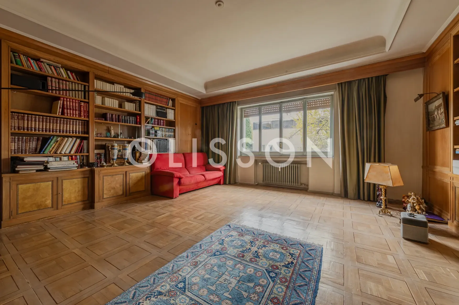 Residencia de lujo en El Viso para reformar: Luminosidad y amplitud en 305m2 con plaza de garaje