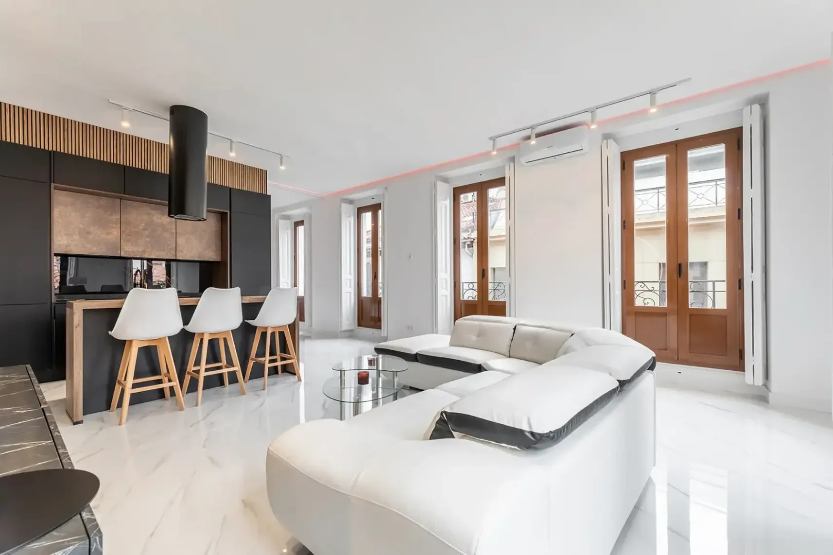 Espectacular vivienda en finca clásica con 10 balcones y trasteros