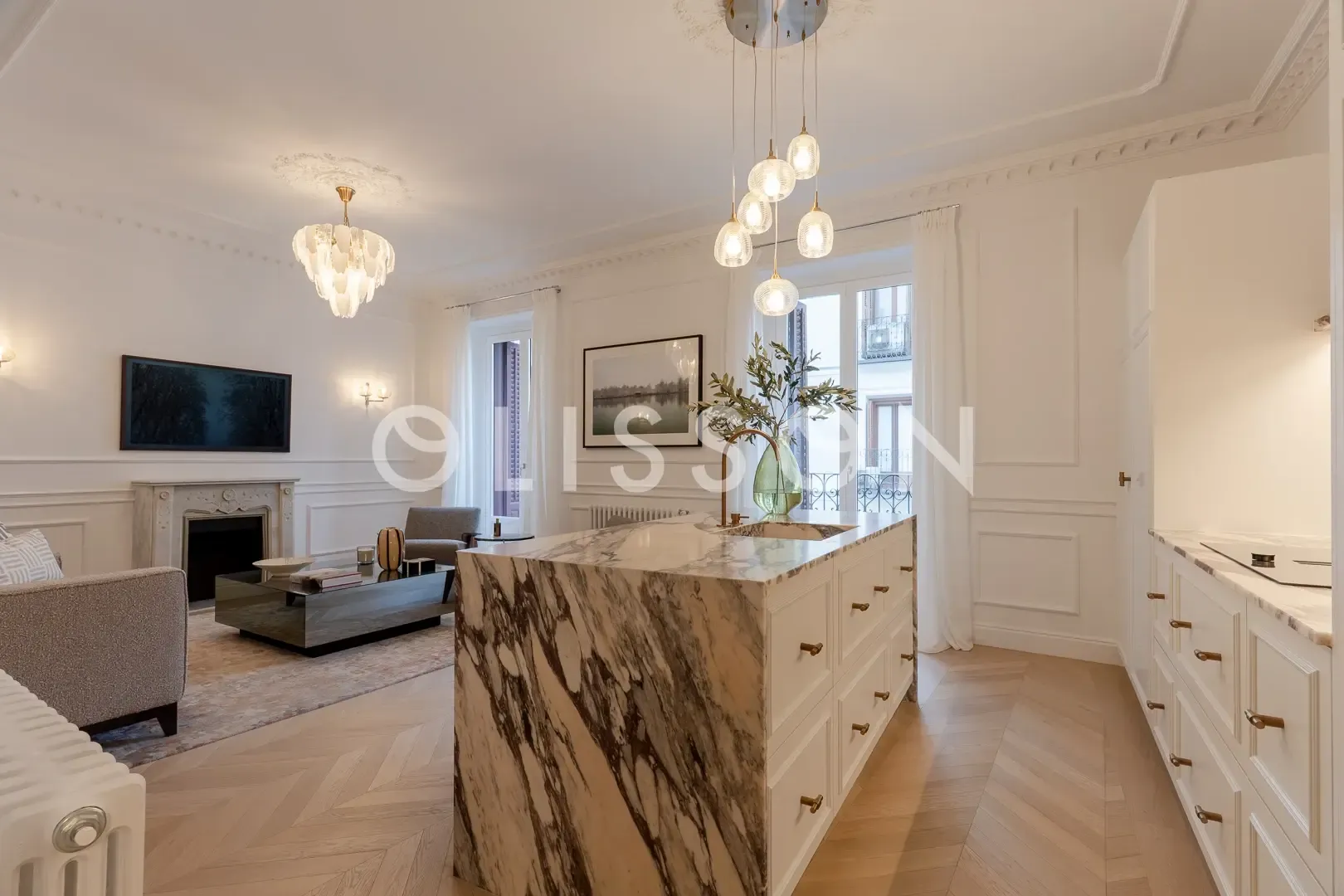 Espectacular piso de autor con balcones.