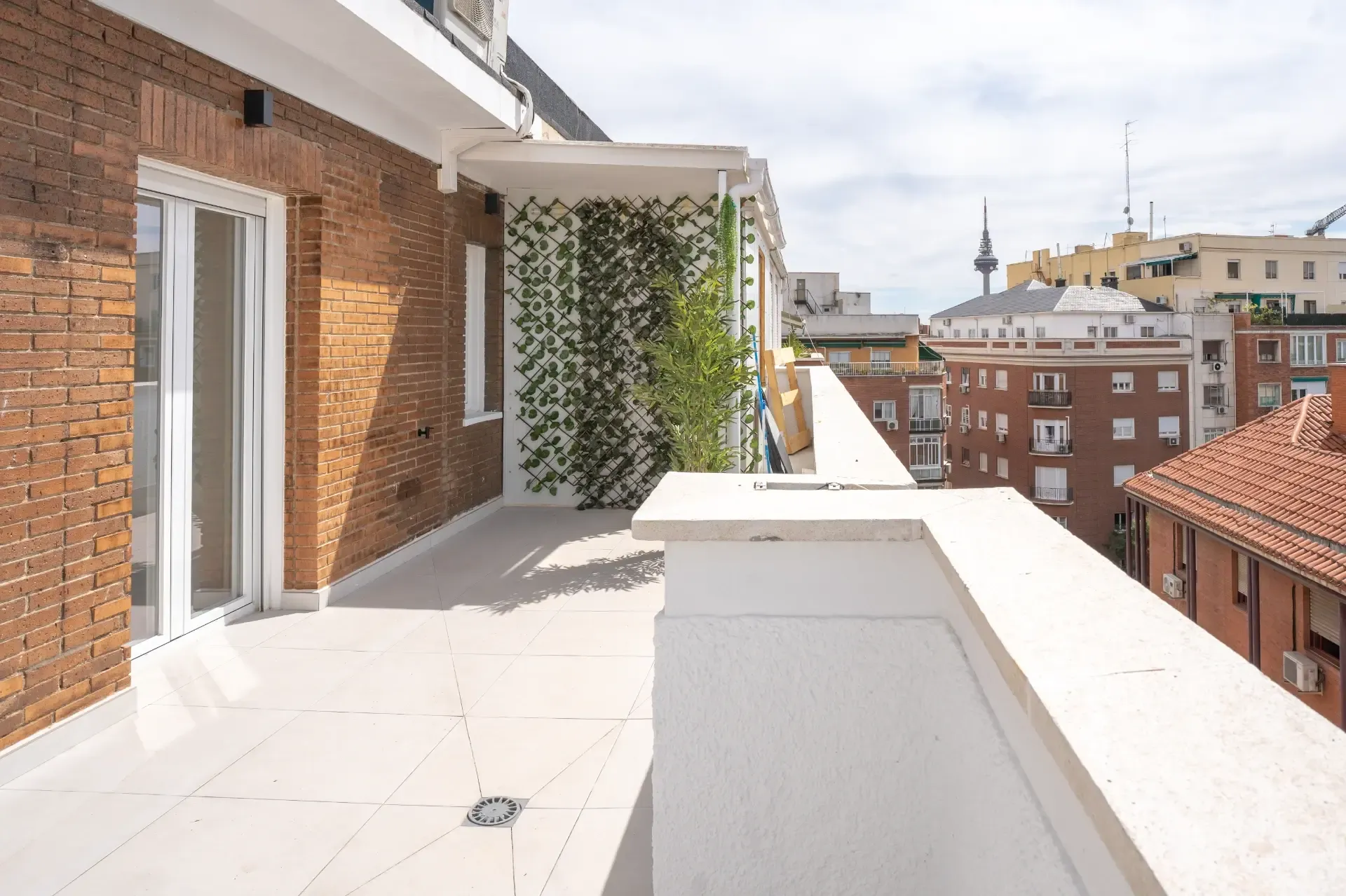 Exclusiva vivienda reformada a estrenar con terraza de 28 m² cerca de Las Ventas