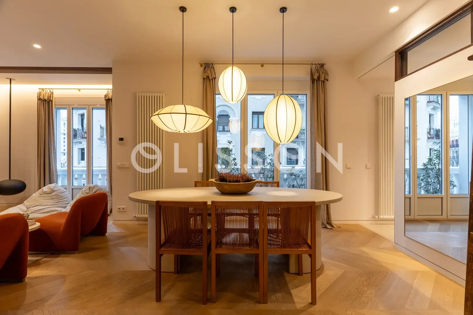 Luminoso piso con 9 balcones a la calle