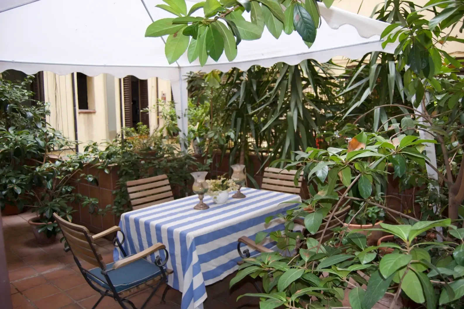 Vivienda unica en Malasaña con techos altos y doble fachada