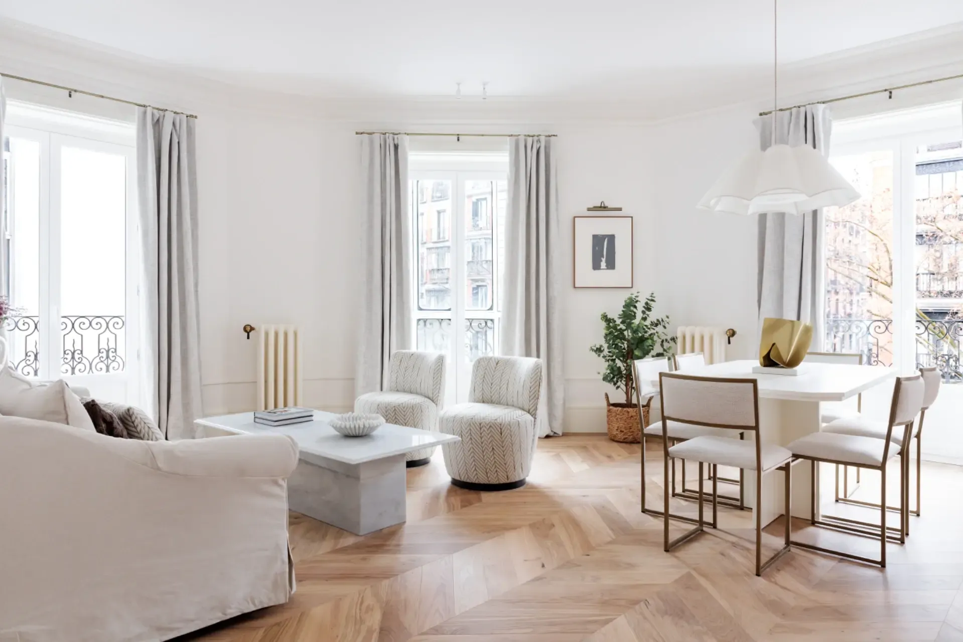 Esquina con siete balcones y reforma de lujo en finca clásica de 1905