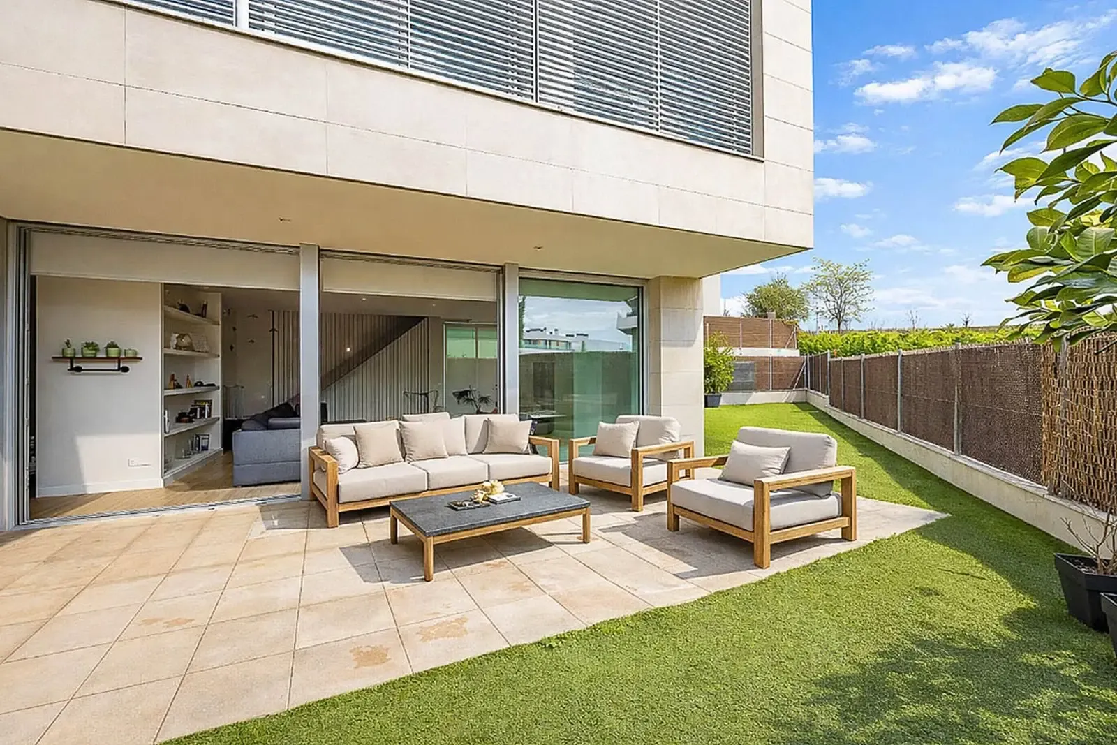 Chalet contemporáneo de esquina en urbanización privada en La Moraleja