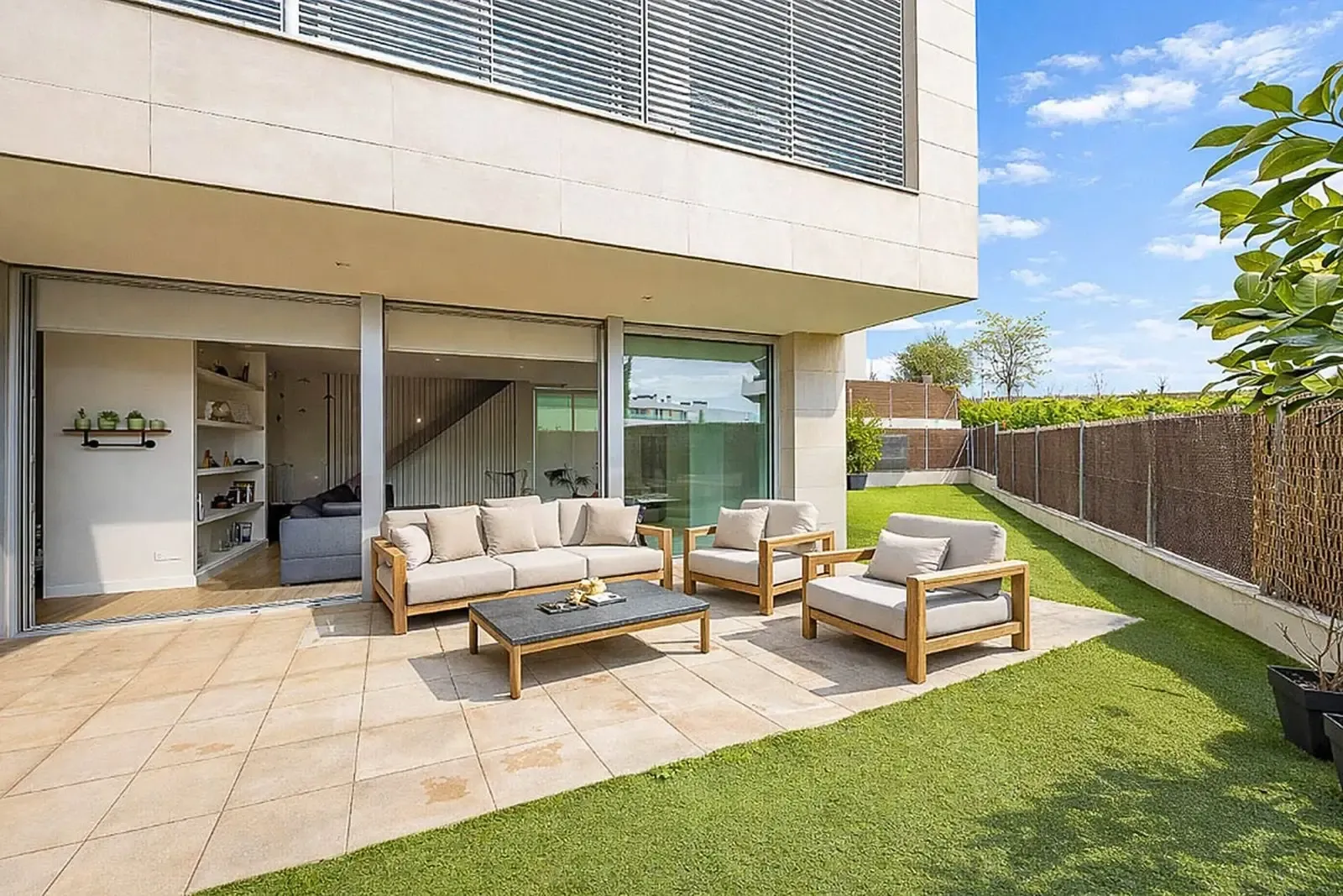 Chalet contemporáneo de esquina en urbanización privada en La Moraleja