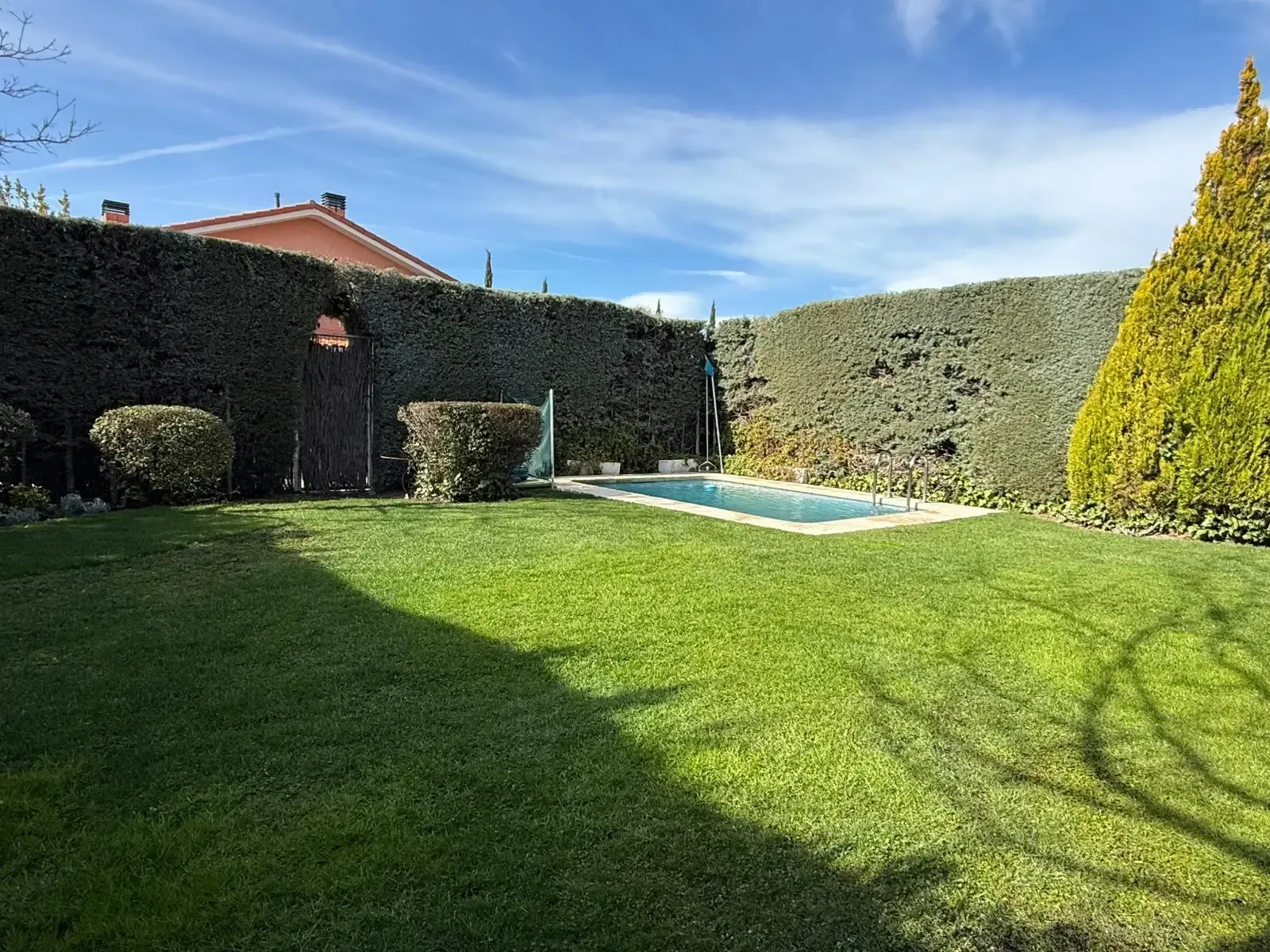 Elegante adosado con piscina privada en urbanización exclusiva y segura