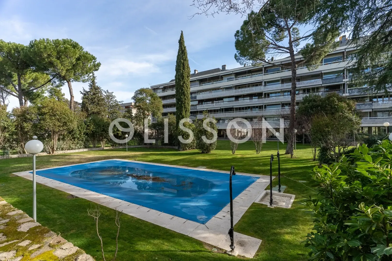 Gran vivienda a reformar con terraza y vistas abiertas en una de las urbanizaciones más exclusivas de Puerta de Hierro