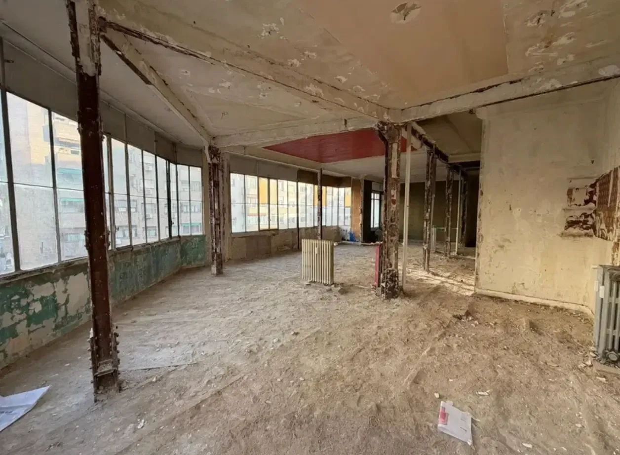 Esquina luminosa, piso a reformar con techos de 3,2m en pleno Trafalgar