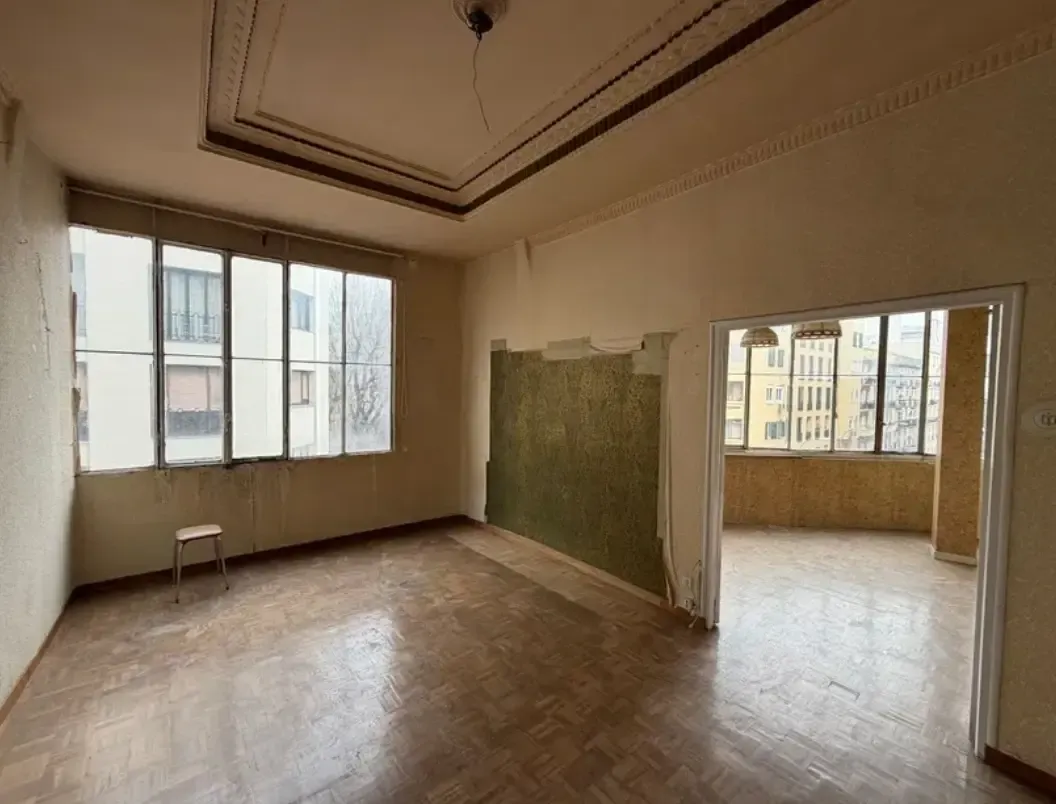 Esquina luminosa, piso a reformar con techos de 3,2m en pleno Trafalgar