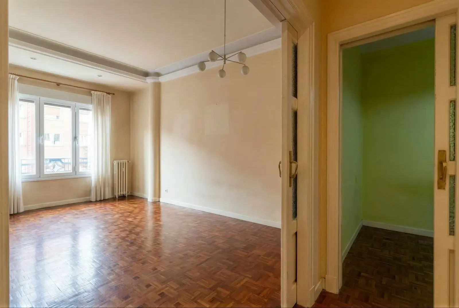 Exclusiva vivienda a reformar en calle Ibiza, cerca al Parque del Retiro