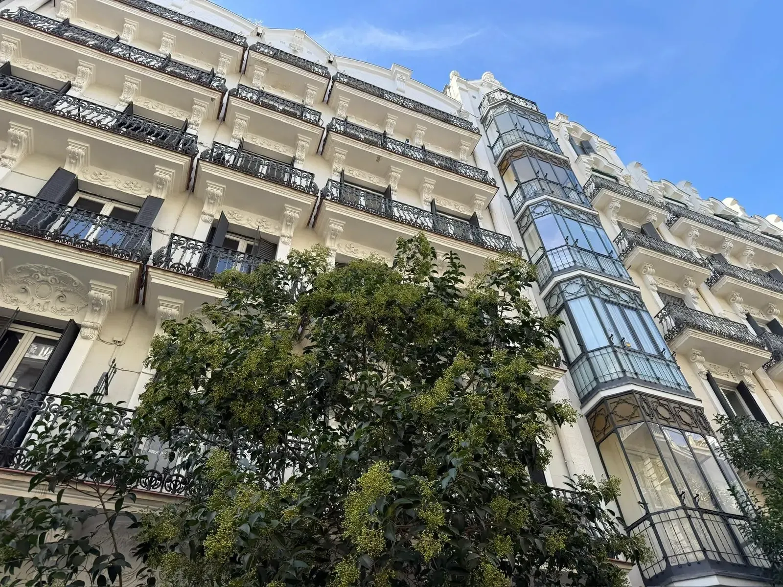 Magnifico piso a reformar con dos balcones y un mirador.