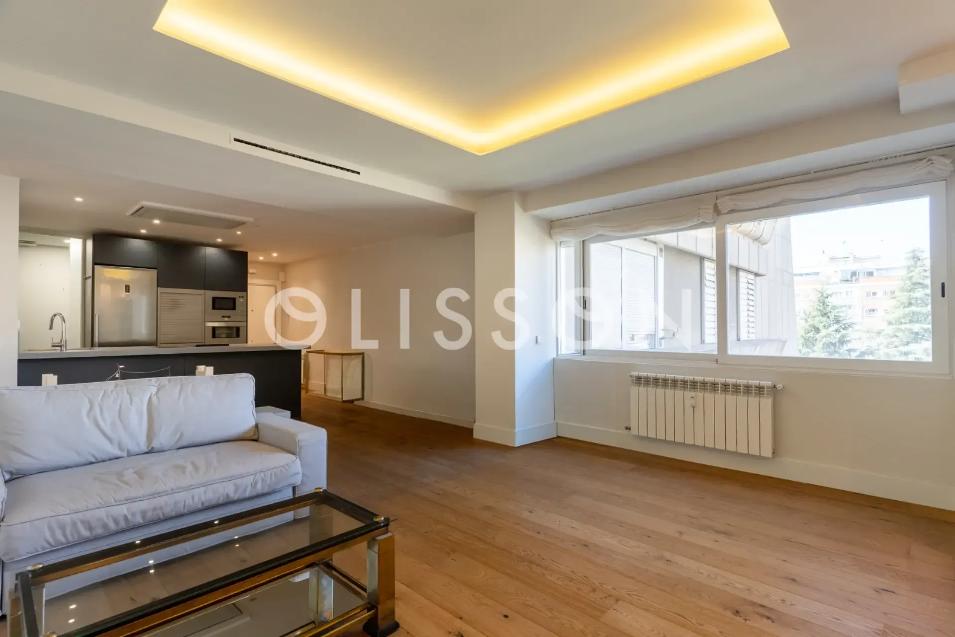 Luminoso piso reformado con terraza integrada, 3 habitaciones y 3 baños en Hispanoamérica