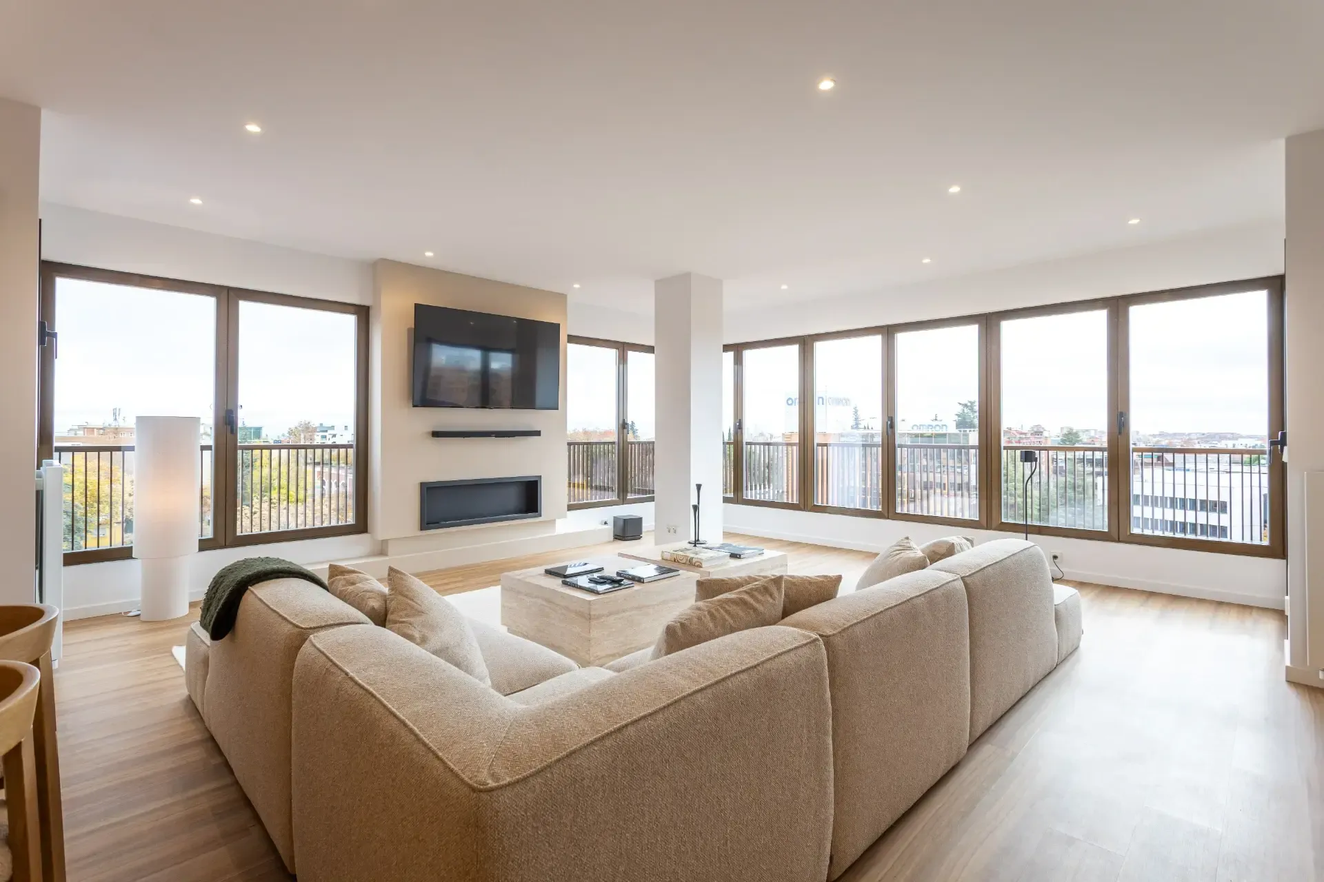 Piso reformado de diseño con bonitas vistas en urbanización con piscina