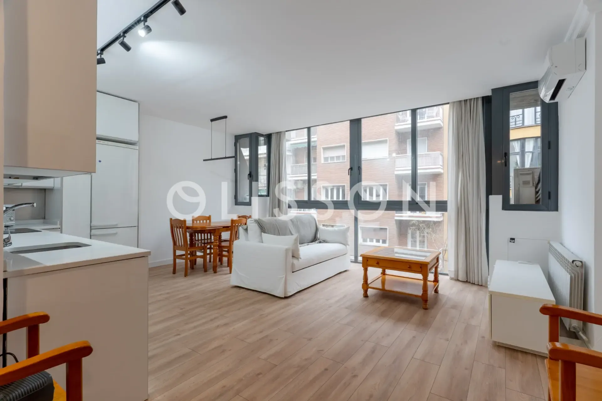 Vivienda contemporánea con ventanales de suelo a techo y vistas a una de las calles mas codiciadas del barrio Goya