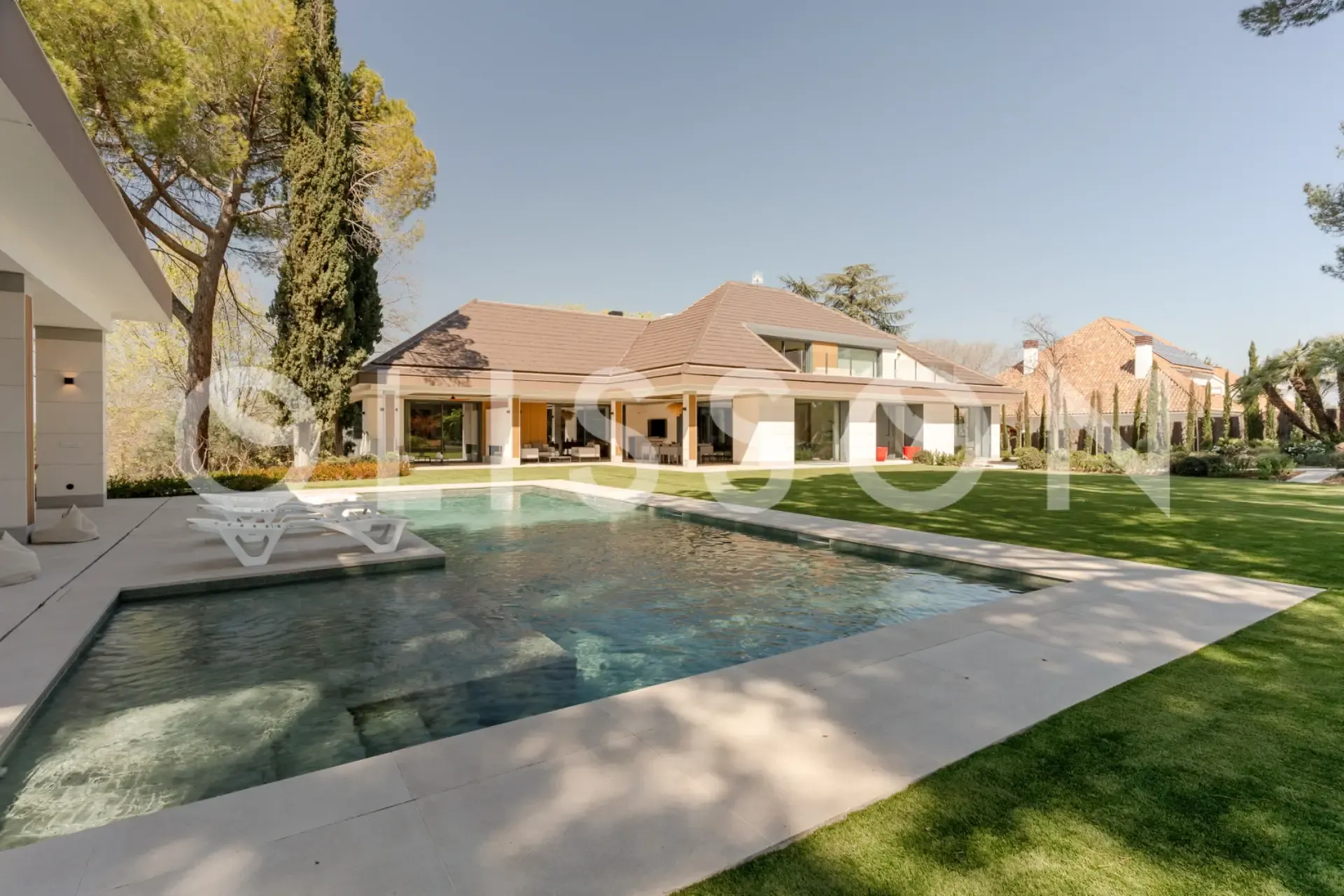 Lujo arquitectónico, luz natural y entorno natural en La Moraleja