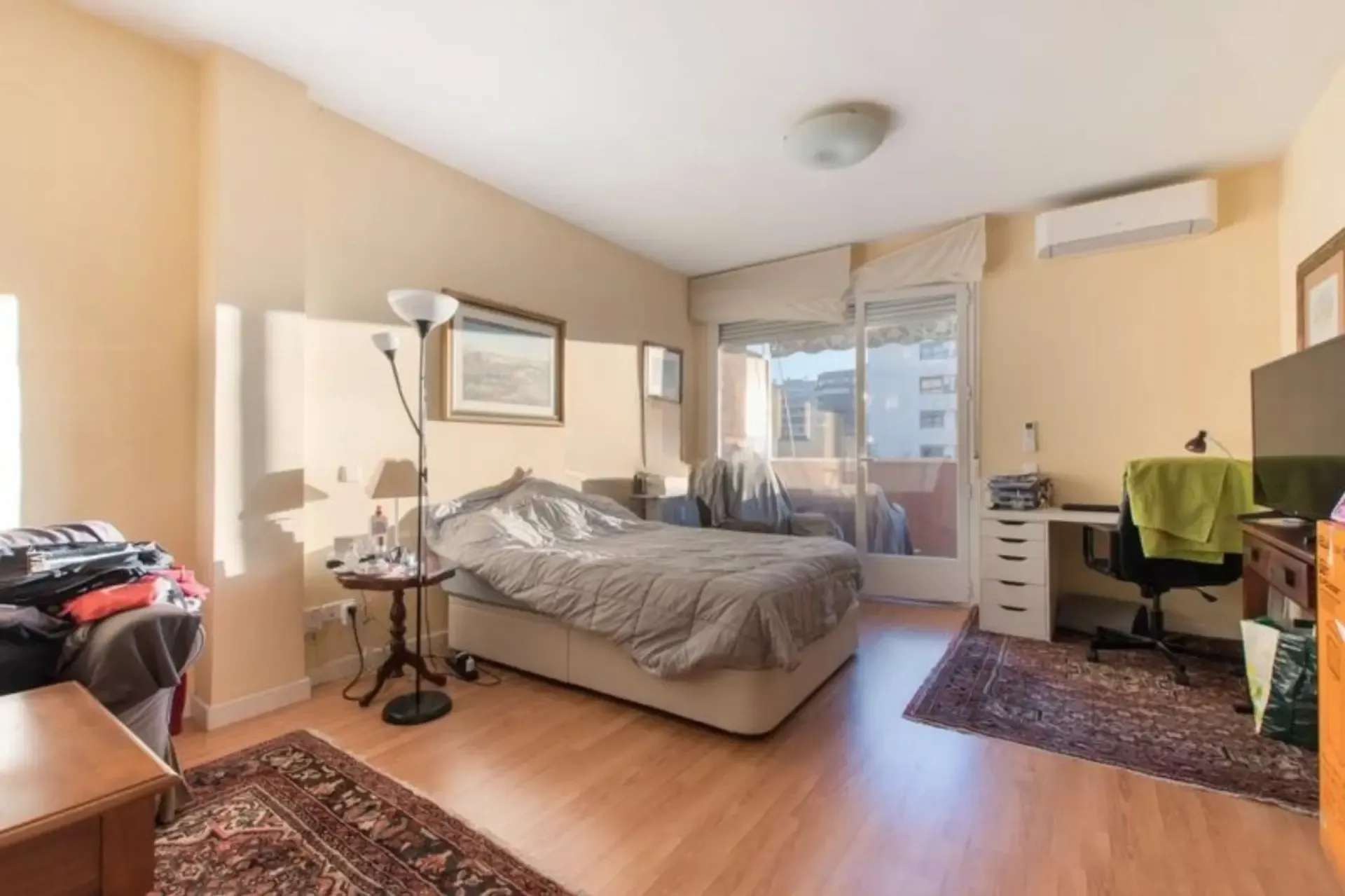 Amplia vivienda con terraza y gran potencial de reforma de 4 habitaciones y 2 baños en Prosperidad