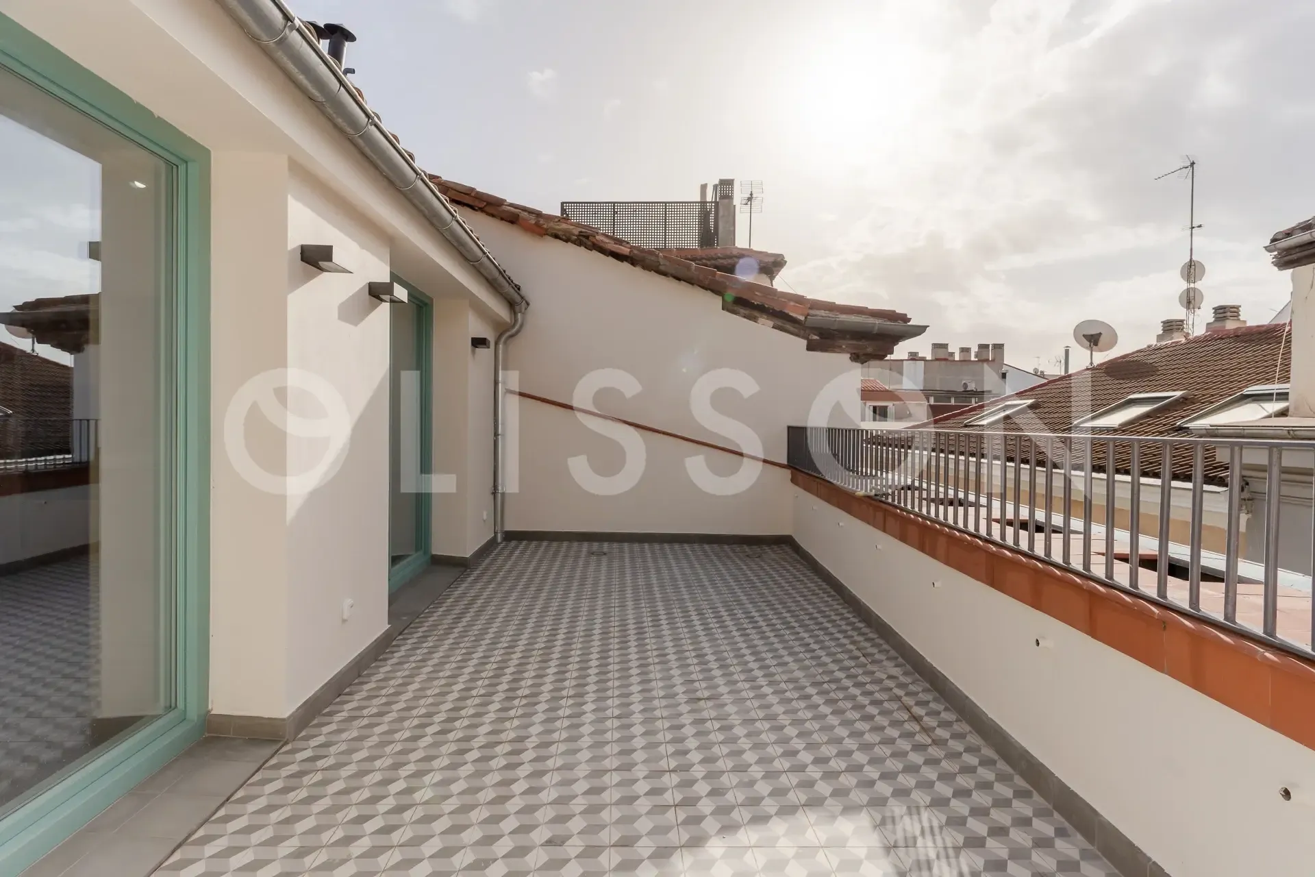 Ático exclusivo de obra nueva en Huertas-Cortes con terraza propia