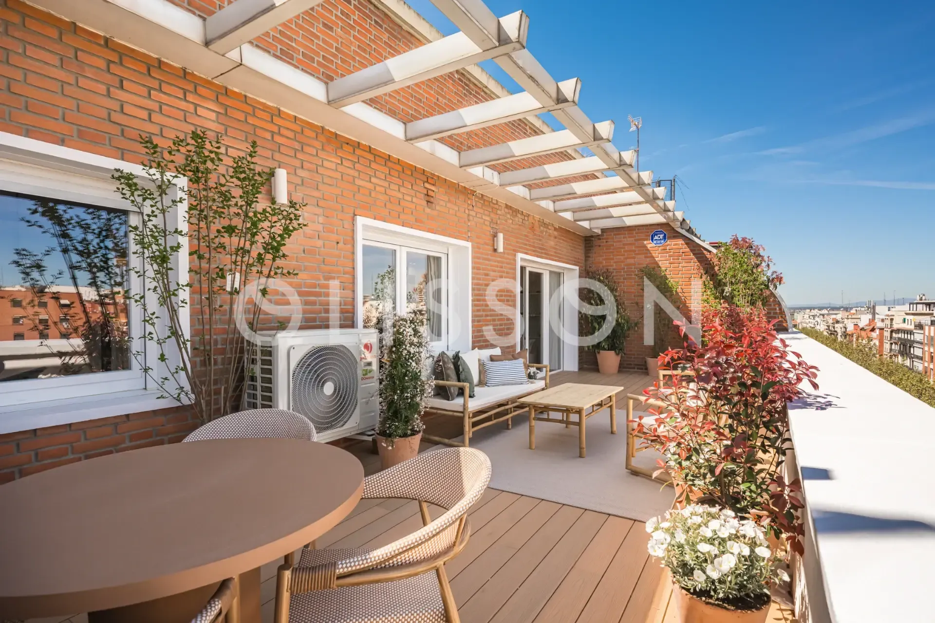 Ático exclusivo con espectacular terraza en edificio señorial