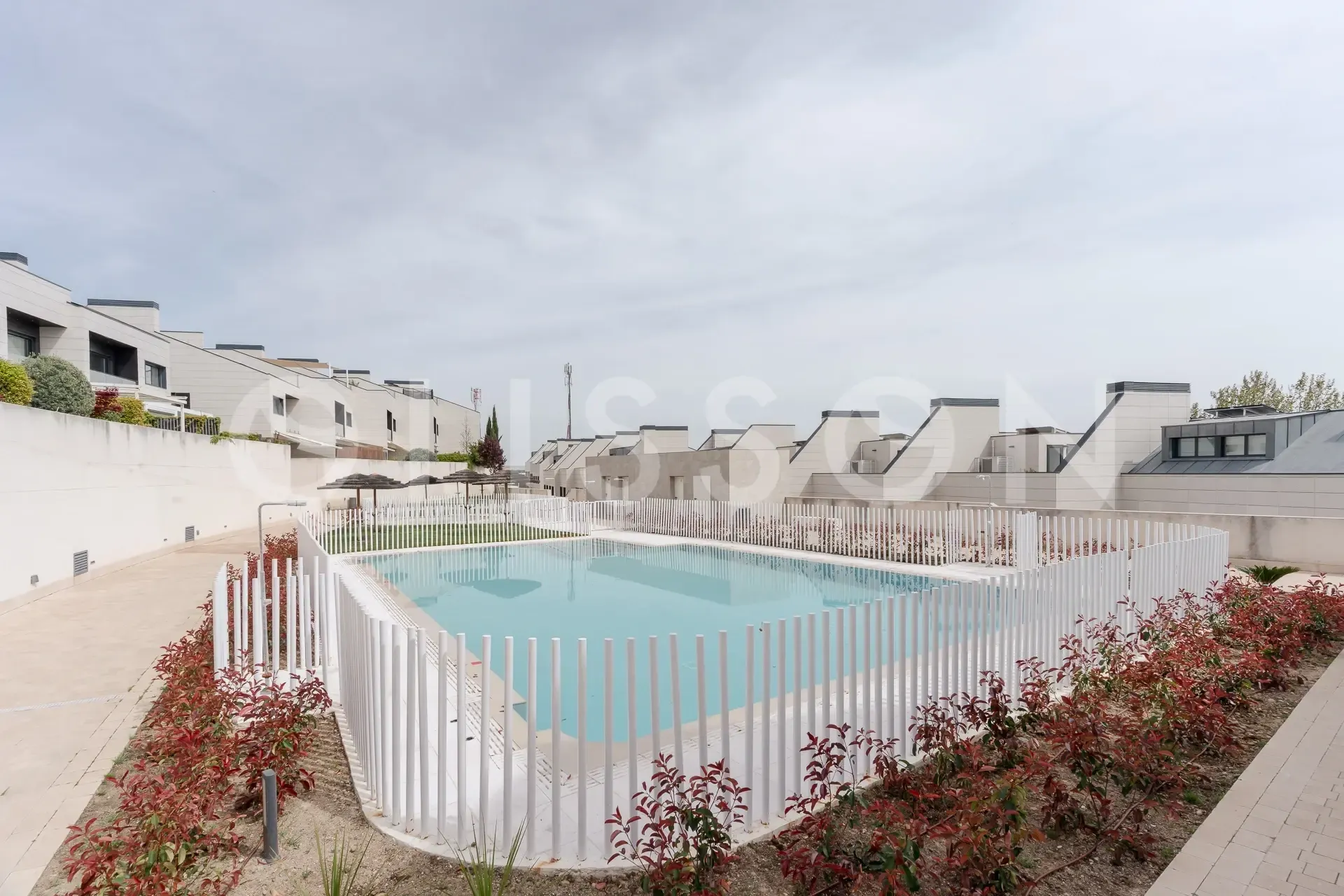 Chalet adosado de nueva construcción en La Moraleja con domótica y piscina