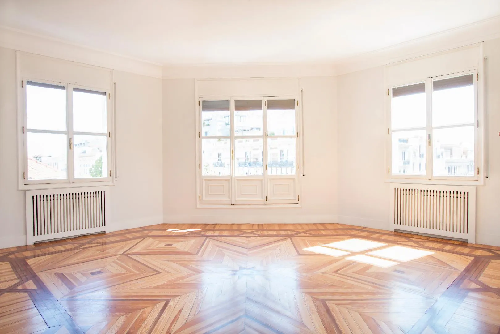 Piso totalmente exterior con 9 balcones y un mirador!